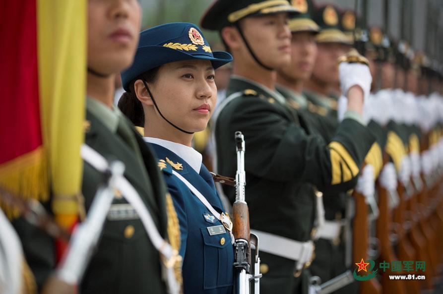 三軍儀仗隊(duì)女兵中隊(duì)，展現(xiàn)新時(shí)代巾幗英雄風(fēng)采，三軍儀仗隊(duì)女兵中隊(duì)，新時(shí)代巾幗英雄的風(fēng)采展現(xiàn)