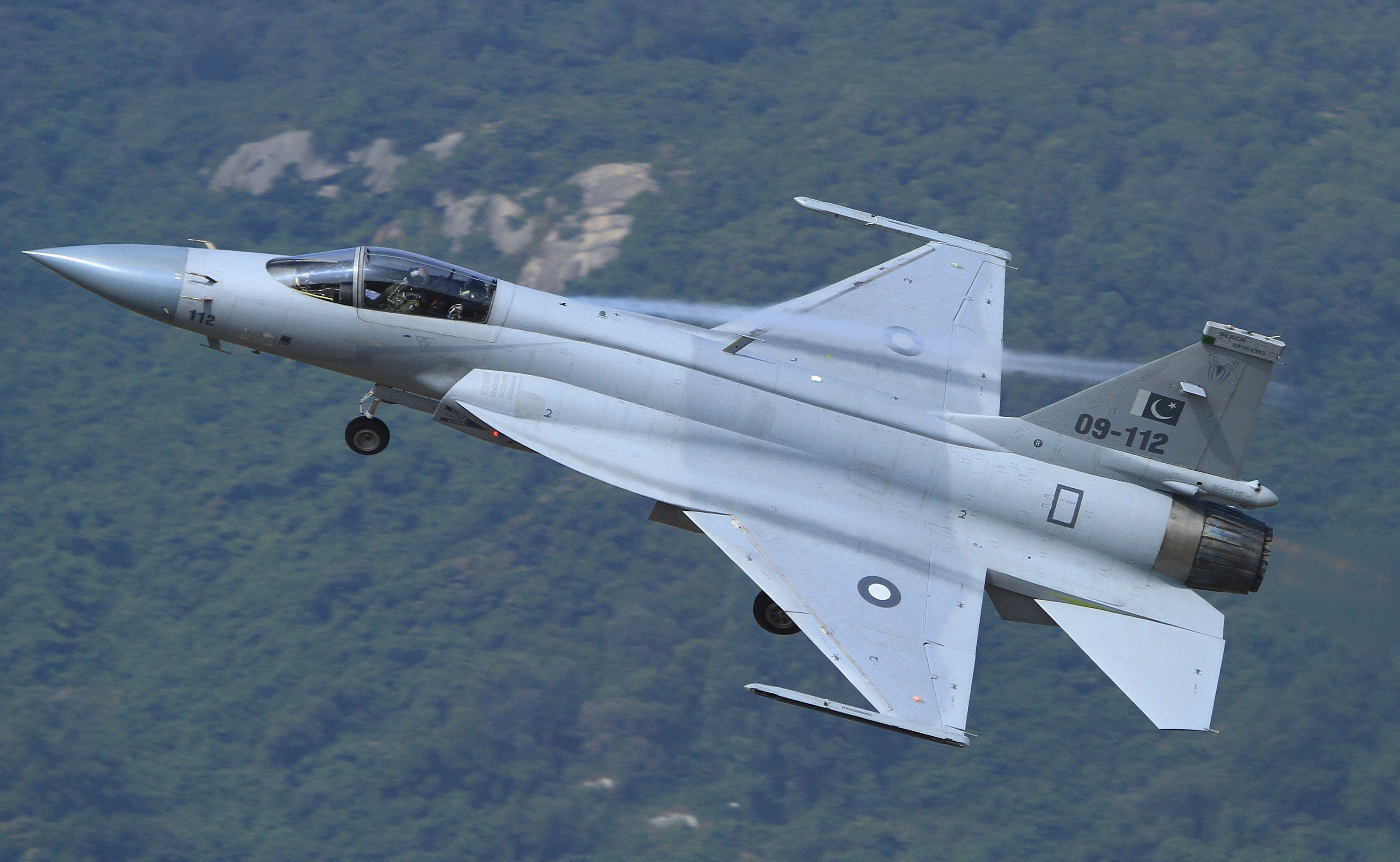 梟龍戰(zhàn)斗機(jī)圖片，展現(xiàn)中國空軍力量的驕傲，梟龍戰(zhàn)斗機(jī)風(fēng)采，中國空軍力量的驕傲圖片展示